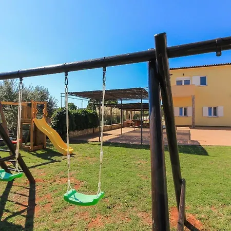 Holiday home Mit Privatpool Fuer 8 Personen Ca 210 Qm In Pavicini, Istrien Suedkueste Von Istrien